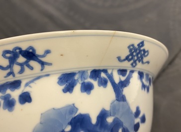 Deux bols en porcelaine de Chine en bleu et blanc, Kangxi